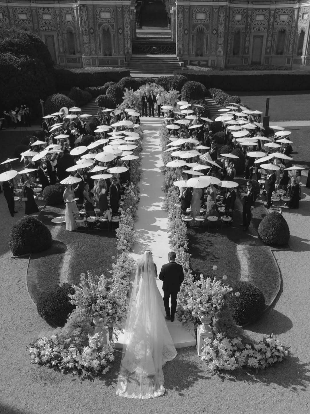 Nina Agdal loopt naar altaar op bruiloft